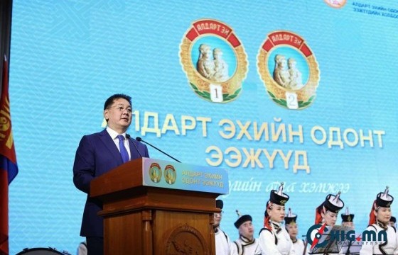 Ерөнхийлөгч У.Хүрэлсүх ээжүүд, охид, бүсгүйчүүдэд баярын мэнд хүргэлээ