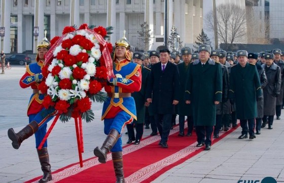 Монгол цэргийн өдрийг тохиолдуулан их жанжин Д.Сүхбаатарын хөшөөнд цэцэг өргөж, хүндэтгэл үзүүллээ
