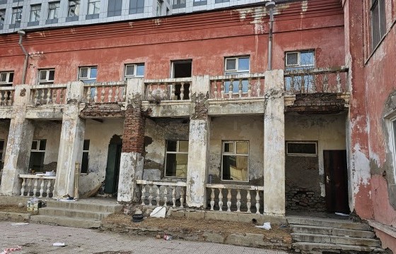Хууль бусаар ашиглаж байсан эмийн үйлдвэрийн барилгыг албадан чөлөөлж, нурааж эхэллээ