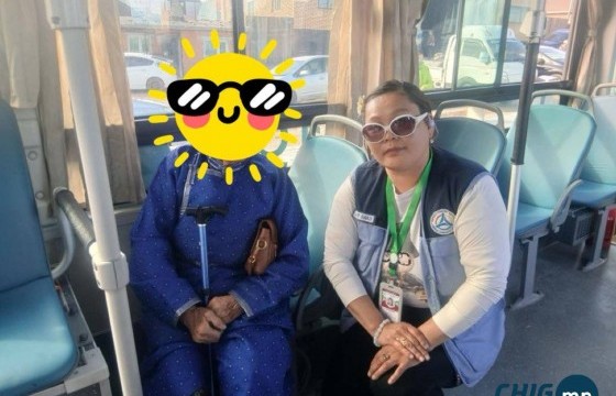 Автобусны жолооч эмэгтэй төөрсөн настанг гэрт нь хүргэж өгчээ 