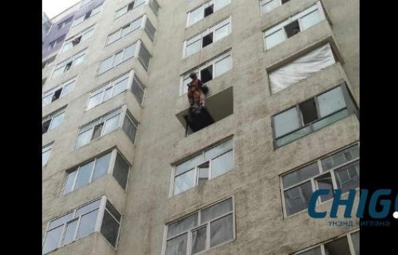 Долоон давхраас үсрэх гэж байсан 29 настай эрэгтэйг буулгажээ 
