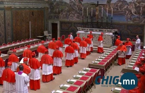 Дараагийн папыг сонгохоор Кардиналууд хоёр дахь өдрөө хуралдаж байна