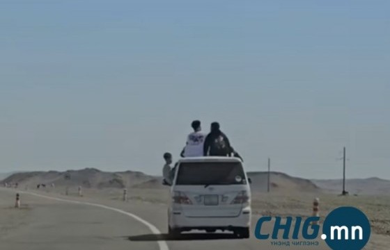 Зорчигчийг дээр суулгаж, цонхоор гаргаж хөдөлгөөнд оролцсон жолоочийг ₮50 мянгаар торголоо 