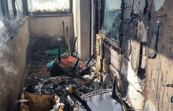 Хоёр хүүхдээ цоожлоод явсан хойгуур нь гал гарч, аврагчид амийг нь аварлаа