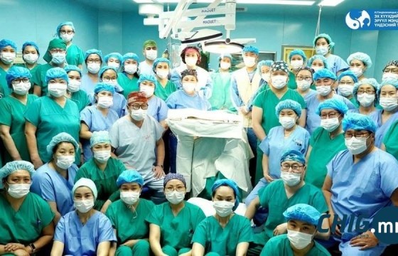 Монголд анх удаа 13 настай хүүхдэд ээжээс нь бөөр шилжүүлэн суулгалаа