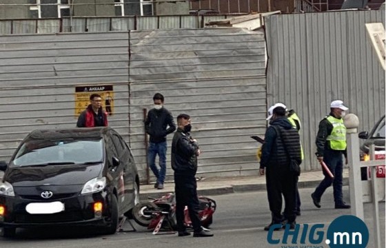 19 настай охин согтуугаар мотоцикл жолоодож яваад машинтай мөргөлджээ 