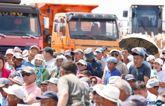 ЗГ эцсийн шийдвэр гаргах хүртэл  Халзанбүрэгтэйг зогсоолоо 