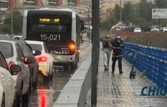 Автобусны жолооч ажлаа хийж явахдаа зогсож, гурван иргэний амь аварчээ 