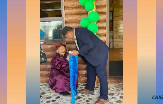 Байгаль хамгаалагч Ж.Төмөрсүхэд 96 настай ээж нь агт морь бэлэглэжээ 