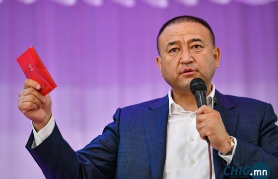 Сайдын багцаа гарын салаагаараа урсгаж буй Б.Чойжилсүрэнг эргүүлэн татна уу