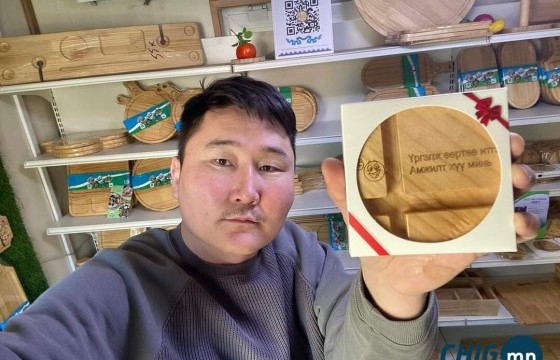 Сийлбэрч Б.Батзориг айл, албан газрын тавилгыг үнэгүй засч өгнө 