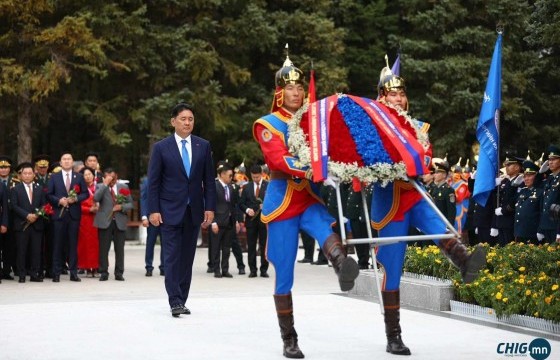 Монгол, Зөвлөлтийн амь үрэгдсэн дайчдад зориулсан дурсгалын хөшөөнд хүндэтгэл үзүүлж, цэцэг өргөлөө