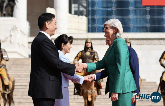 Австралийн Холбооны Улсын Амбан захирагчийг албан ёсоор угтаж авлаа