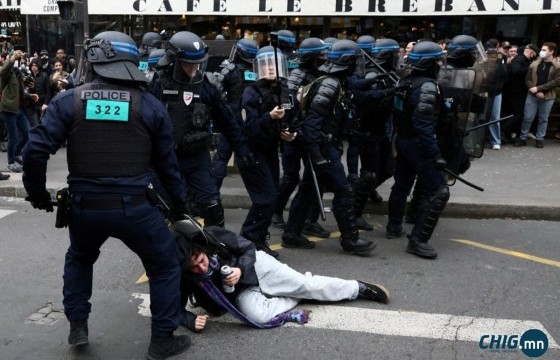 Францад Макроны засгийн газар болон хэмнэлтийн бодлогыг эсэргүүцсэн жагсаалд 80,000 гаруй цагдаа оролцож 300 гаруй хүнийг баривчилжээ