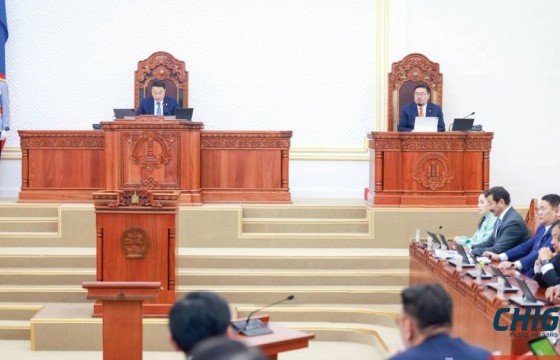 Таван гишүүн шалтгаангүйгээр хурлаа тасалжээ