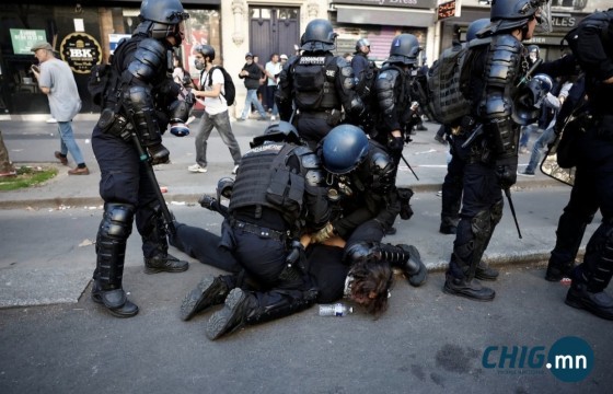 Францын үйлдвэрчний эвлэлүүд хэмнэлтийн эсрэг ажил хаялт хийж Макроныг шахаж байна 