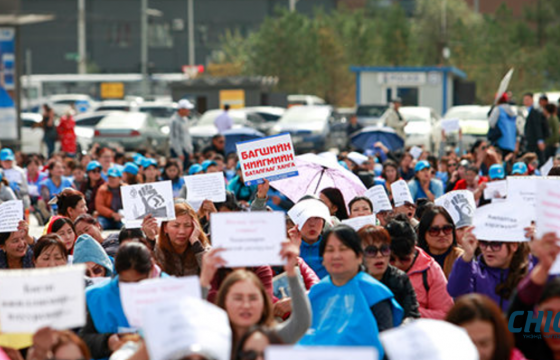 Багш, эмч нарын цалинг нэмэх асуудлыг хойшлуулав