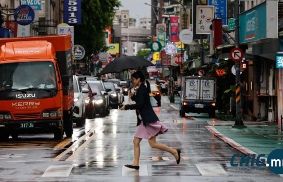 Энэ оны хамгийн хүчтэй шуурга Тайваньд 14 хүний ​​аминд хүрч, Хонконгийг зогсонги байдалд оруулав