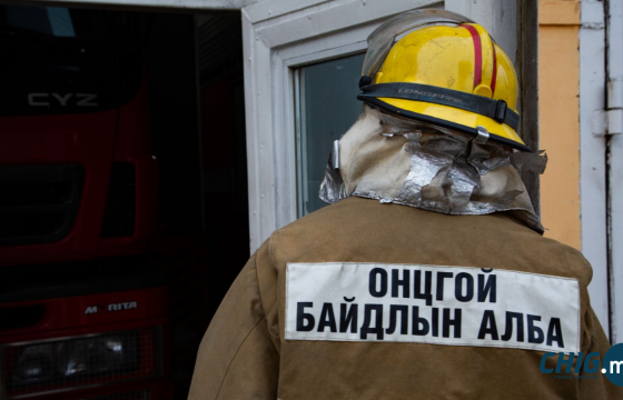 Түлээний мод ачсан автомашин шатаж байсныг унтраажээ