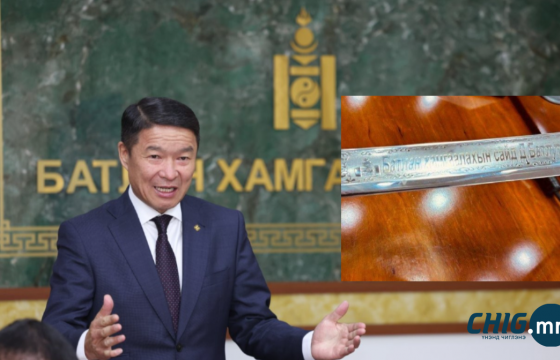 Батлан хамгаалахын сайдын нэрийг сийлсэн сэлэм Д.Батлут сайдад бэлгэнд иржээ