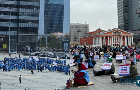 Багш, Эмч нар цалингаа нэмүүлэхээр төв талбайд жагсаж байна