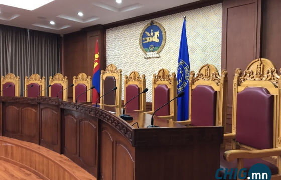 Ерөнхий сайдыг огцруулсан нь Үндсэн хуульд нийцсэн эсэх маргааныг шийдвэрлэх Цэцийн хуралдаан эхэллээ