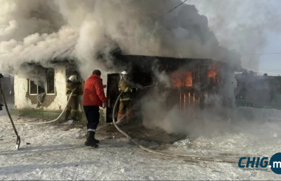 Гал сөнөөгч нар шатаж байсан байшингаас угаартсан таван хүний амь насыг аварлаа