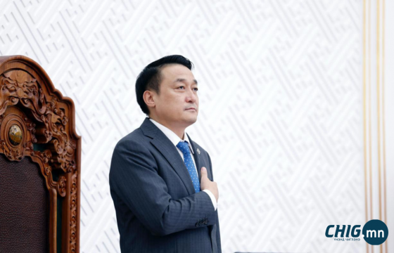 Д.Амарбаясгалангийн өмгөөлөгчид прокурорын дуудан ирүүлэх мэдэгдэх хуудсыг хүргүүлээд байна