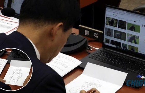 Өмнөд Солонгосын гишүүн чуулганы үеэр горилла зурж байгаад шүүмжлэлд өртөв