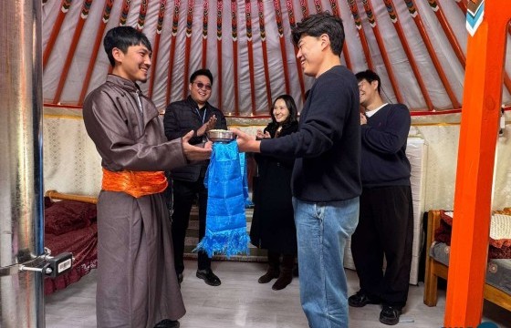 Газрын гүний технологиор дулаалсан гэрийг залуу гэр бүлд өглөө 