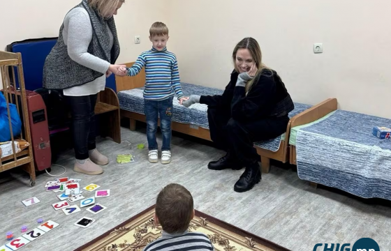 Анжелина Жоли Украины фронтын Херсон хотод айлчиллаа