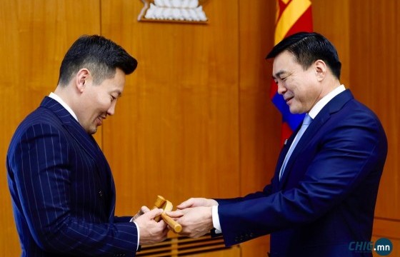 С.Амарсайхан шинээр томилогдсон Шадар сайд Х.Ганхуягт ажлаа хүлээлгэн өглөө
