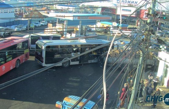 Автобус болон дөрвөн автомашин мөргөлдсөний улмаас зорчигчид гэмтжээ