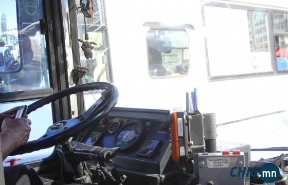 Автобусны жолооч Зайсангаас Цэцэг төв хүртэл утсаар ярьсан гэж гомдол гаргажээ