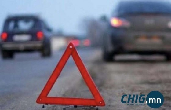Суудлын автомашин мотоцикльтэй мөргөлдөж, нэг хүн гэмтжээ 