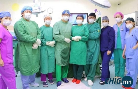 Монголд анх удаа тойгны төрөлхийн мултралд дурангийн мэс засал хийлээ