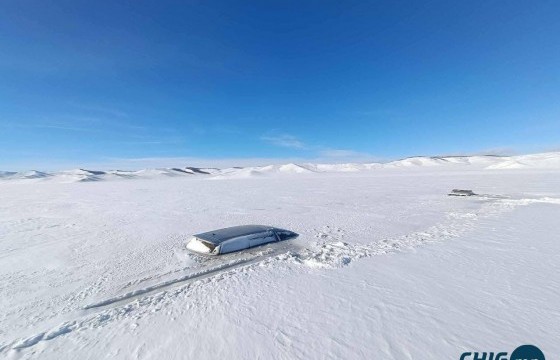  “Баян нуур”-т живсэн жийп машиныг 13 хоногийн дараа татаж гаргалаа 