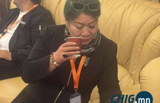 Сэтгүүлч руу нулимсан Ц.Оюунжаргалыг ₮100 мянгаар торголоо
