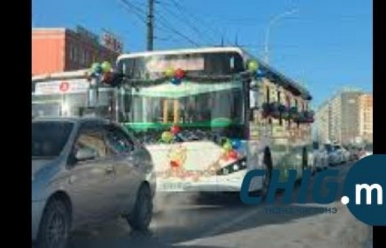 Автобусны жолооч эмэгтэй зорчигч хүүхдүүдэд бэлэг тараажээ 