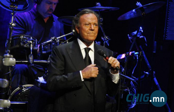 Дуучин Хулио Иглесиас бэлгийн хүчирхийллийн хэргээр шалгагдахаар болжээ