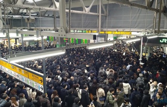 Токиогийн Яманоте тойрог замын галт тэрэг цахилгаан тасарснаас болж үйлчилгээ зогсжээ