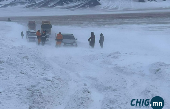 6 хүүхэд сургуульд хүргэхээр явж байсан машин цасанд суун, эвдэрчээ