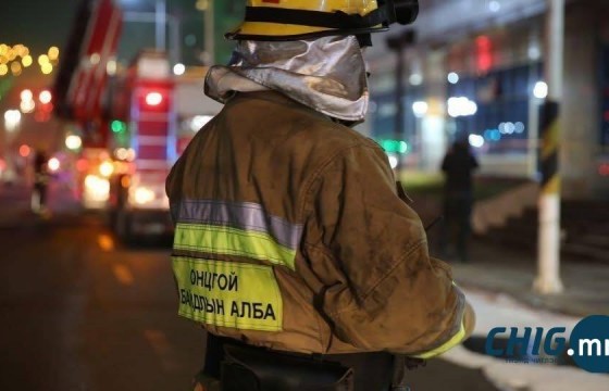 Чингэлтэйд шатсан байшингаас 4, 8 настай хүү, охин хоёрыг гаргаж, аварлаа 