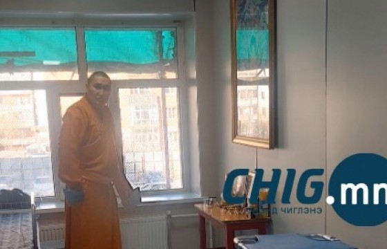 Хөнгөвчлөх тасгийн сувилагч цалингаасаа салах ёс гүйцэтгэх өрөөнд зул бэлддэг 