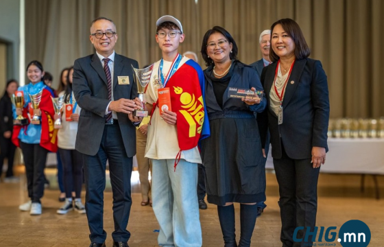 VIII ангийн сурагч Э.Наранбат Дэлхийн цээж тооллын аварга цол хүртлээ