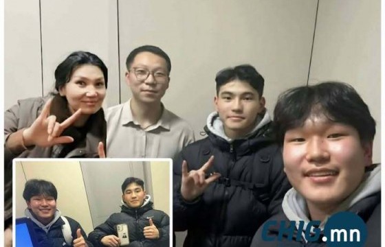 Сонсголын бэрхшээлтэй хоёр хүүгийн алдсан утсыг дохионы хэл мэддэг цагдаа олж өгчээ 