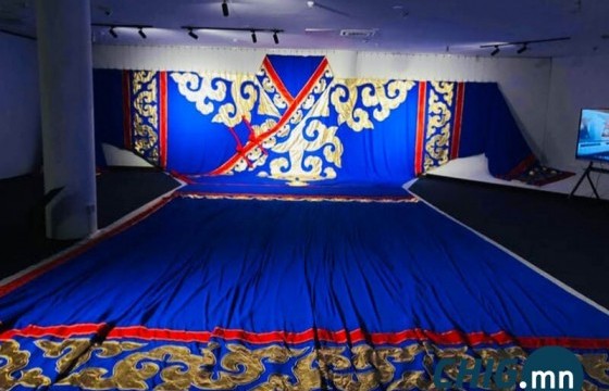 Дэлхийн хамгийн том монгол дээлийг 50 оёдолчин гурван сар оёжээ 