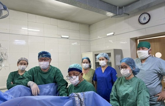 Дүүргийн эмч нар дурангаар түрүү булчирхай авах анхны мэс заслыг амжилттай хийлээ 