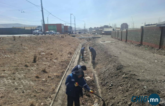 Үерийн хамгаалалтын далан, сувгийн цэвэрлэгээг тогтмол хийж байна