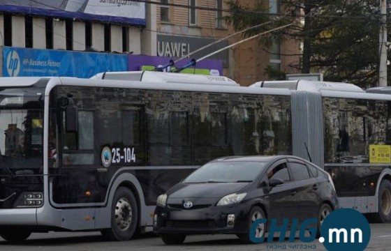 Зорчигчийг хаалгаараа хавчсан жолоочийг торголоо 